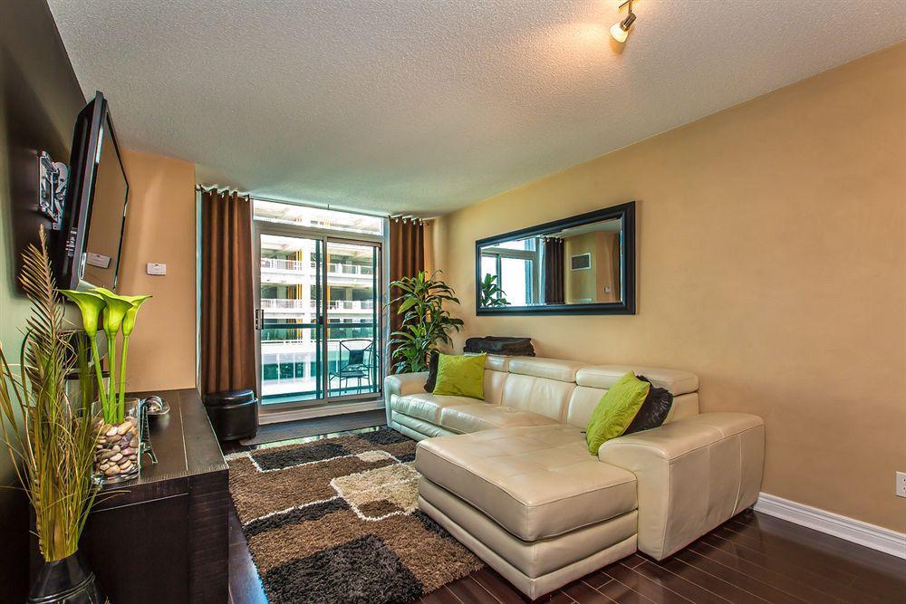 Downtown Mississauga Executive Suites Sq1 エクステリア 写真