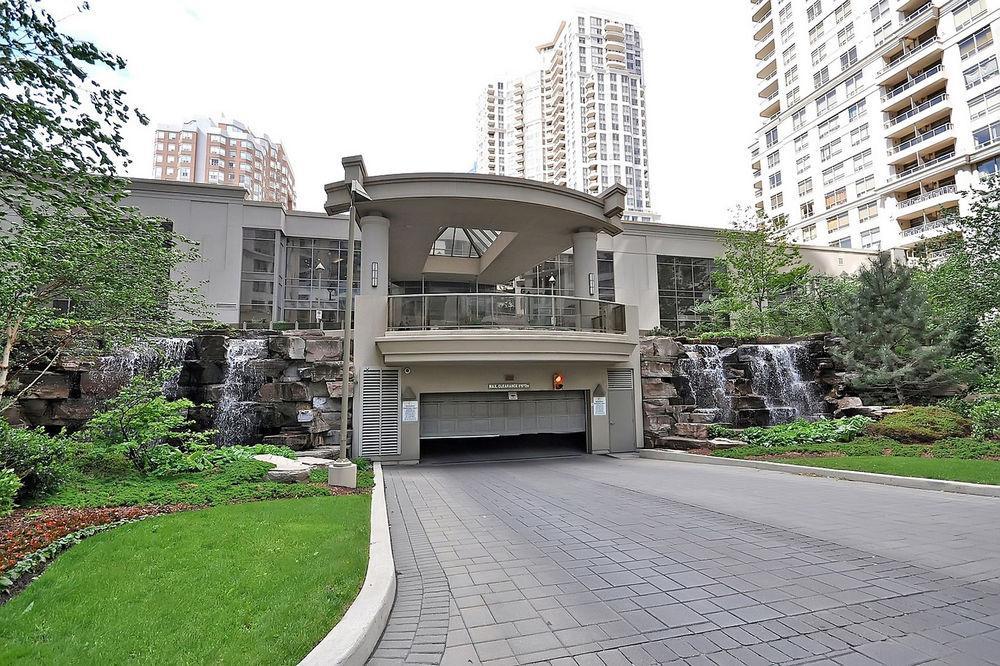 Downtown Mississauga Executive Suites Sq1 エクステリア 写真