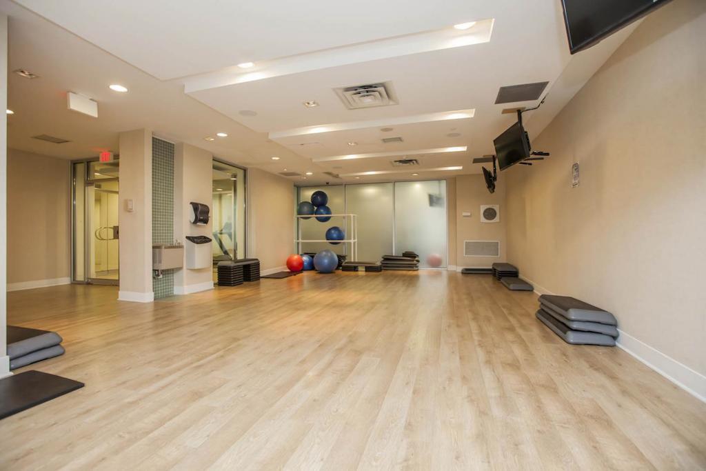Downtown Mississauga Executive Suites Sq1 エクステリア 写真